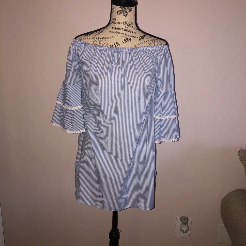 Love Chelsea women’s size Small off the shoulder shirt